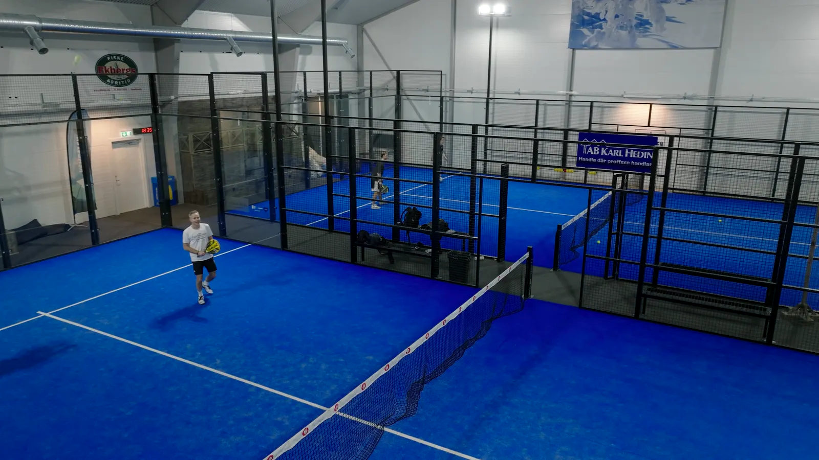 Vemdalen Arenas två blå padelbanor sedda uppifrån.